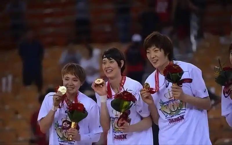 4年2.29亿，福克斯坑苦马刺！老板儿子“赶人”+搭首轮才能送走？