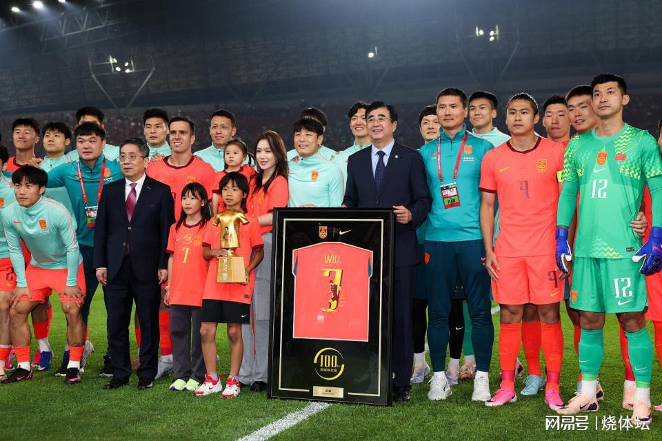 世体：世界杯18决赛西葡战，巴萨体育总监德科现场观战